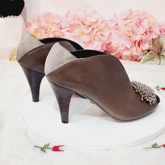 Anthro Poetic License Baby Cakes Toupe Deep V front Peep Toe Pumps Size: 7.5 - Picture 5 of 12